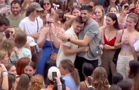 Watch: Zwei schwule Taylor Swift-Fans verloben sich mitten unter Swifties