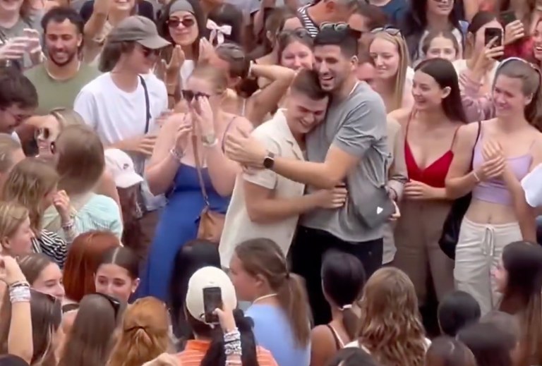 Watch: Zwei schwule Taylor Swift-Fans verloben sich mitten unter Swifties