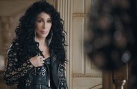 Watch: Cher zeigt sich einmal mehr von ihrer selbstironischen Seite