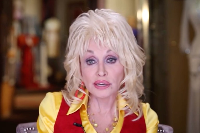 Watch: Dolly Parton spricht sich gegen transfeindliches Gesetz aus