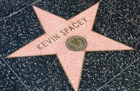 Weitere neun Männer richten schwere Vorwürfe gegen Kevin Spacey...
