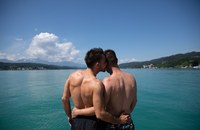 Pink_Lake_Couple_(c)_Hofbauer_-_KidizinSane__Region_Wörthersee-Rosental_Tourismus_GmbH.jpg