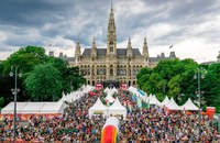 TRAVEL: Mit dem Bus aus der Schweiz an die EuroPride in Wien
