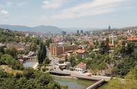BOSNIEN: Erstmals LGBTI+ feindliche Politikerin wegen Hassrede verurteilt
