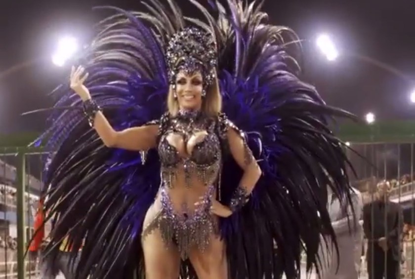 BRASILIEN: Transfrau schreibt an der Carnival Parade von Sao Paulo Geschichte