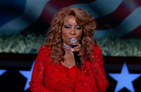 CELEBRITY: Gloria Gaynor spendet munter an Rechtsaussen!