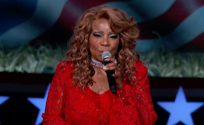 CELEBRITY: Gloria Gaynor spendet munter an Rechtsaussen!