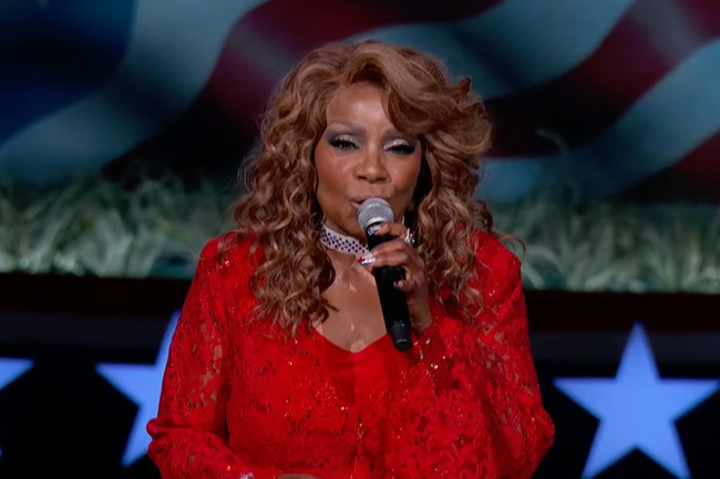 CELEBRITY: Gloria Gaynor spendet munter an Rechtsaussen!