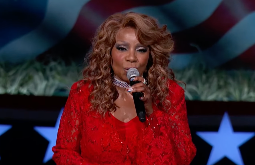 CELEBRITY: Gloria Gaynor spendet munter an Rechtsaussen!