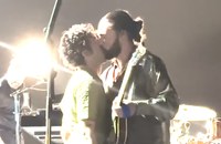 CELEBRITY: Matt Healy verteidigt den Kuss auf der Bühne in Malaysia