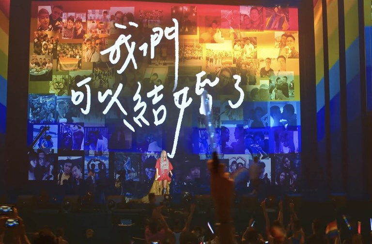 CHINA: Regenbogenfarbige Kleidung an Popkonzert konfisziert