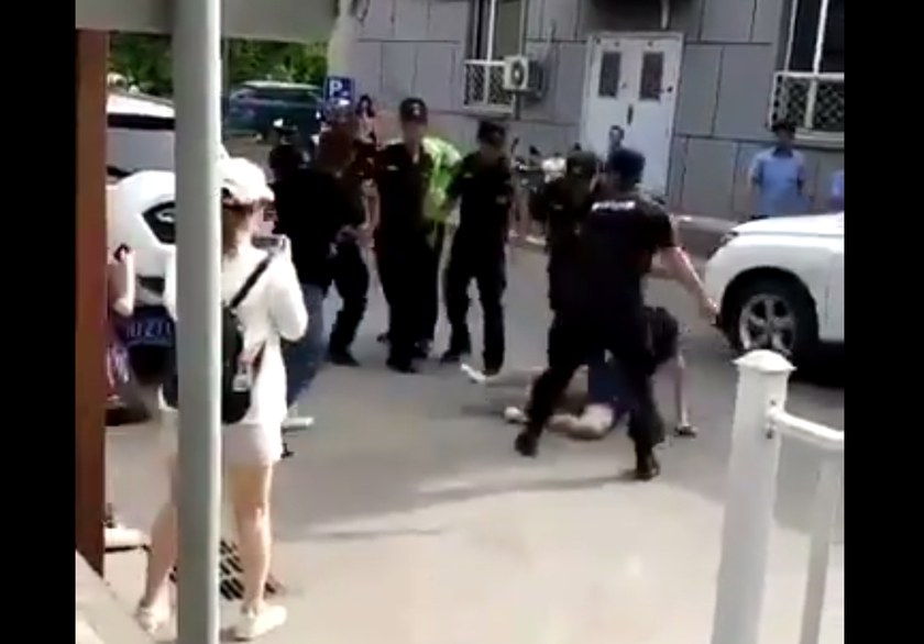 CHINA: Zwei Personen wegen Rainbow Badges von Sicherheitsleuten angegriffen