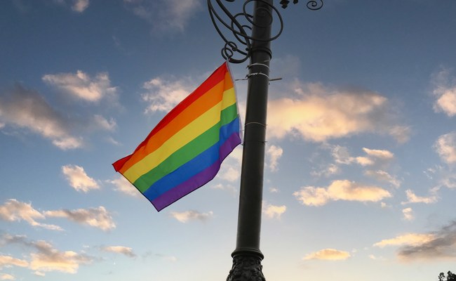 FRANKREICH: Frisch gewählte, rechte Bürgermeister machen gegen LGBTI+ mobil
