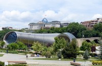 GEORGIEN: Prorussische Partei nutzt LGBTI+ Feindlichkeiten gegen EU-Beitritt