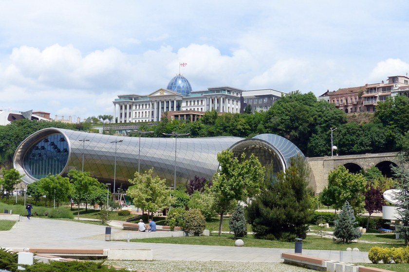 GEORGIEN: Prorussische Partei nutzt LGBTI+ Feindlichkeiten gegen EU-Beitritt