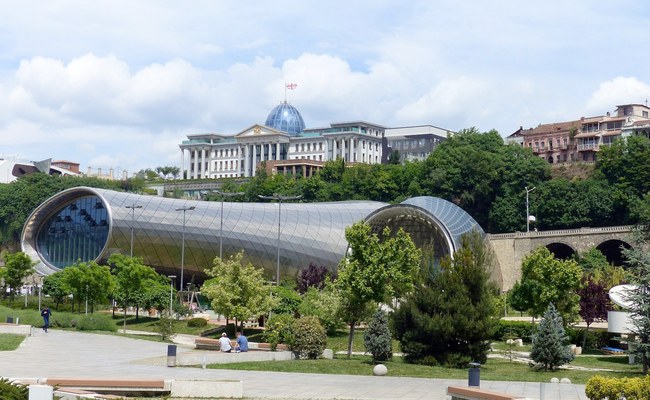 GEORGIEN: Prorussische Partei nutzt LGBTI+ Feindlichkeiten gegen EU-Beitritt