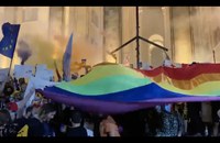 GEORGIEN: Tausende LGBTI+ und ihre Allys versammelten sich vor dem Parlament