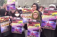 INDONESIEN: Proteste von Anti-LGBTI+ Organisationen vor Coldplay-Konzert