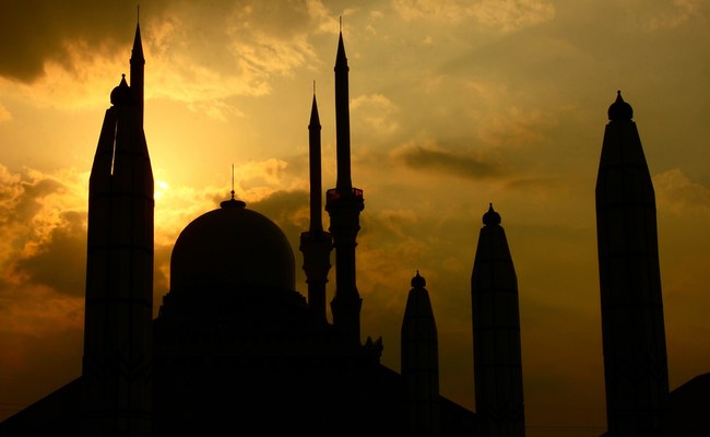 INDONESIEN: Zwei junge Männer mit je 76 Stockschlägen bestraft