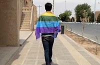IRAN: Nach Ehrenmord - queere Iraner:innen tragen Regenbogenfahnen auf der Strasse