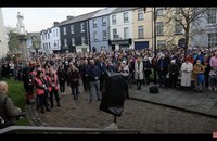 IRLAND: Hunderte trafen sich im Gedenken an zwei ermordete, schwule Männer