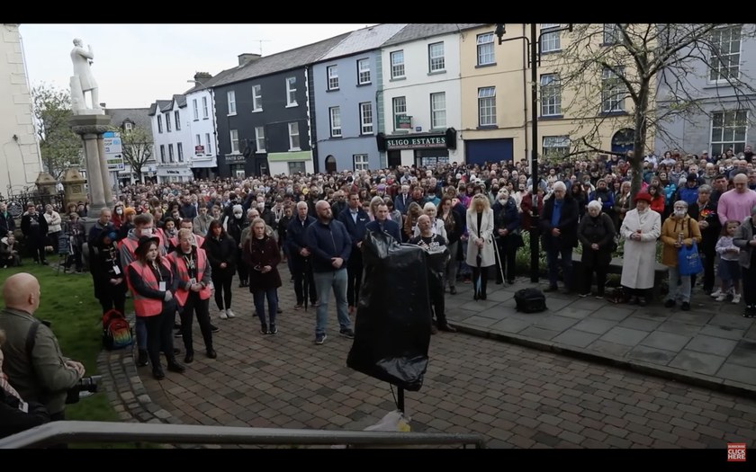 IRLAND: Hunderte trafen sich im Gedenken an zwei ermordete, schwule Männer