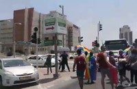 ISRAEL: Auto rammt LGBT-Demonstranten