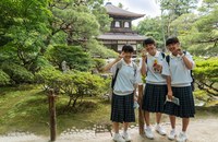 JAPAN: Immer mehr Schulen führen Unisex-Uniformen ein