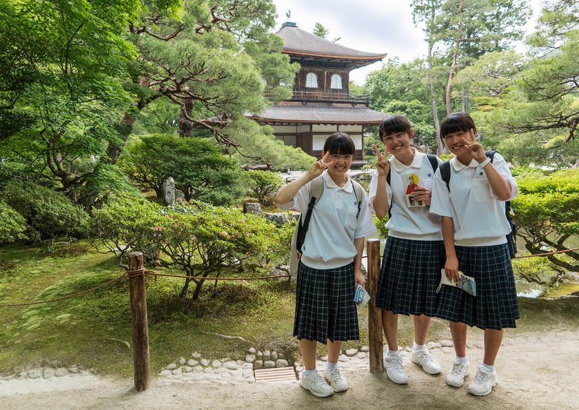 JAPAN: Immer mehr Schulen führen Unisex-Uniformen ein