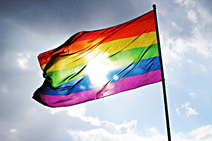 LITAUEN: 500 Regenbogenfahnen als Zeichen gegen homophobe Brandanschläge