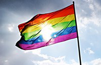 LITAUEN: 500 Regenbogenfahnen als Zeichen gegen homophobe Brandanschläge
