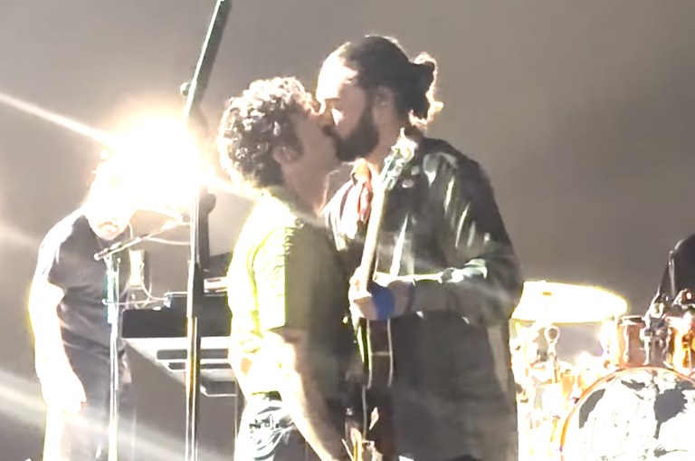 MALAYSIA: Teile der LGBTI+ Community sind wütend wegen Kuss-Stunt während The 1975-Konzert