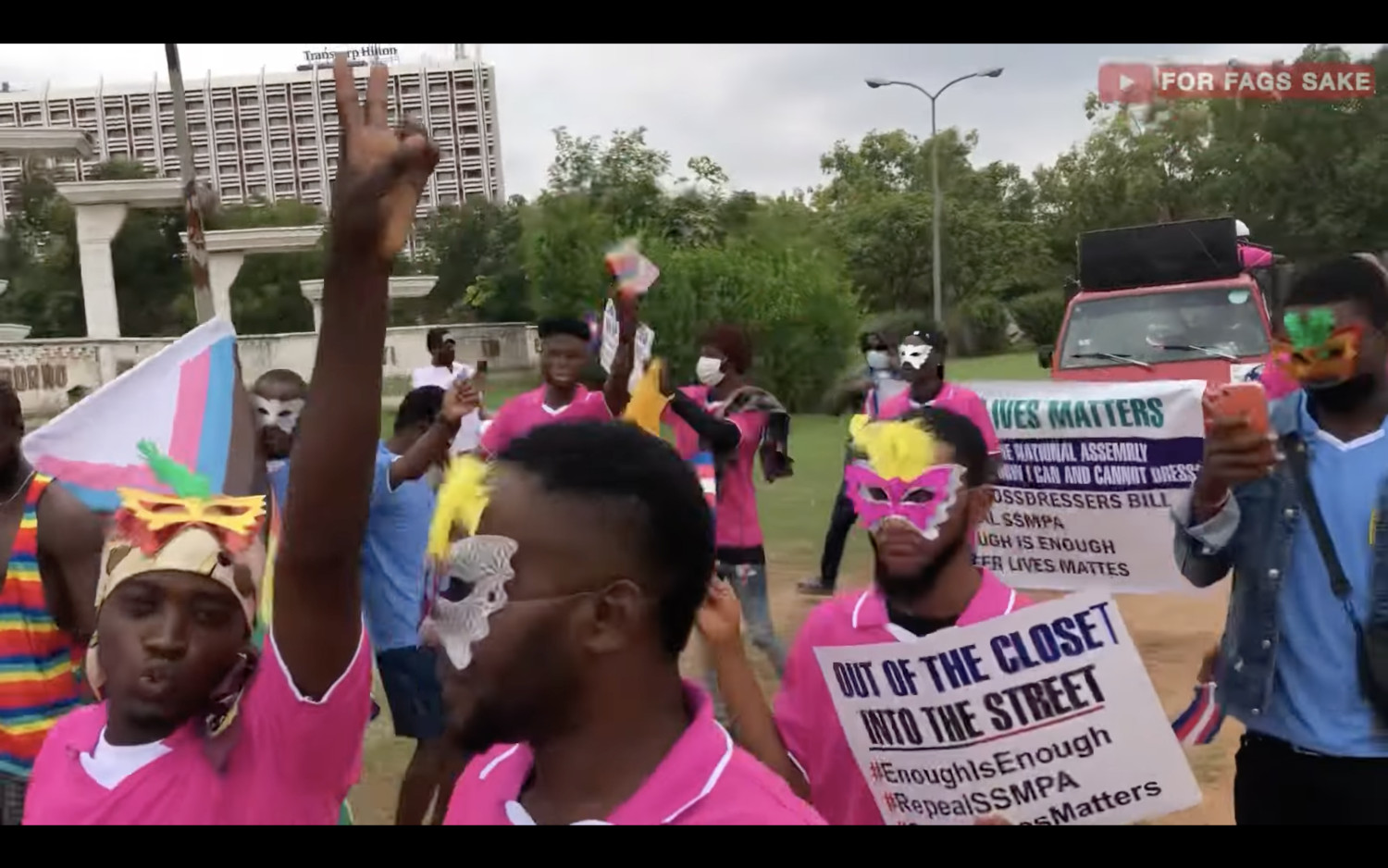 NIGERIA LGBTI Community Wehrt Sich Mutig Gegen Queerfeindliche   Nigeria Demo 