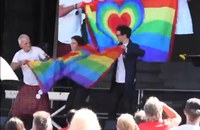 ÖSTERREICH: Regenbogenfahne auf Bühne von Querdenker-Demo zerrissen