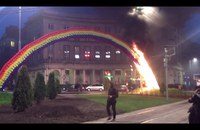 POLEN: Neuer, nicht mehr brennbarer Regenbogen ziert Warschau