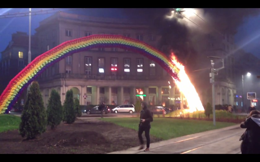 POLEN: Neuer, nicht mehr brennbarer Regenbogen ziert Warschau