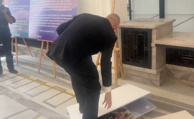 POLEN: Rechtsaussen-Politiker randaliert in LGBTI+ Ausstellung im Parlament