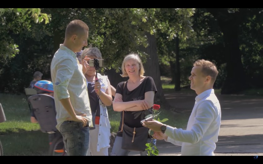 POLEN: Schwules Paar macht sich 100 Heiratsanträge