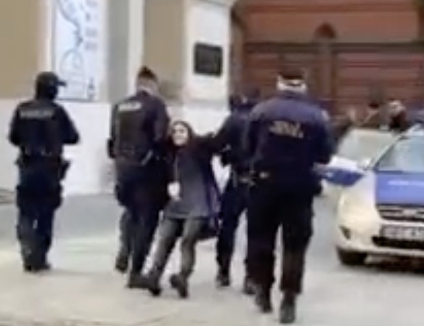 POLEN: Teenager schreibt mit Kreide "Lasst LGBTQ+ in Ruhe" auf den Boden - verhaftet!