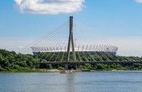 POLEN: Ultras hängen LGBTI+ feindliches Banner während Fussballspiel auf