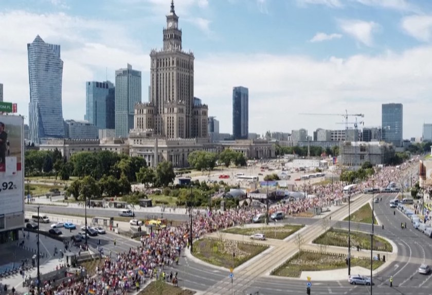 POLEN: Zehntausende nehmen an Warschau Pride teil - als Support für die Ukraine