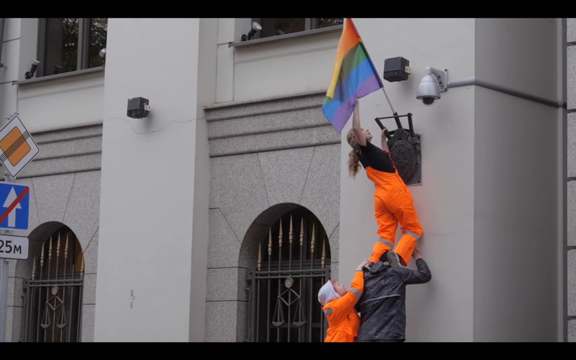 RUSSLAND: Geldstrafe, weil sie an Putins Geburtstag Regenbogenfahnen aufgehängt haben
