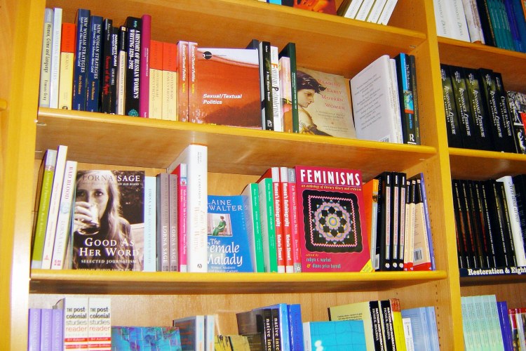 RUSSLAND: Polizei durchforstet Buchhandlung nach LGBTI+ Büchern