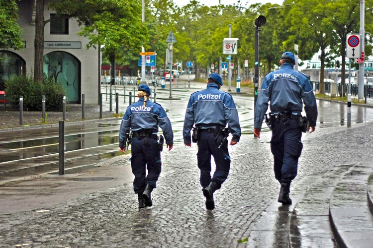 SCHWEIZ: PinkCop will rechtliche Überprüfung von Äusserungen eines Zürcher SVP-Kantonsrats