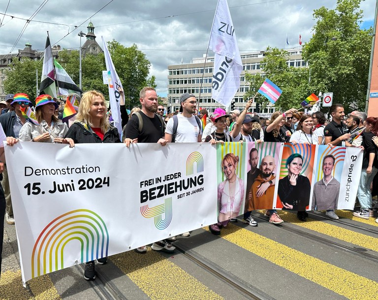 SCHWEIZ: Zehntausende besuchten die Zurich Pride 2024!