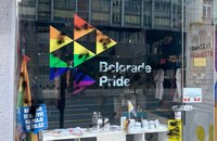 SERBIEN: Vandalen versprayen Fenster von Pride Center in Belgrad