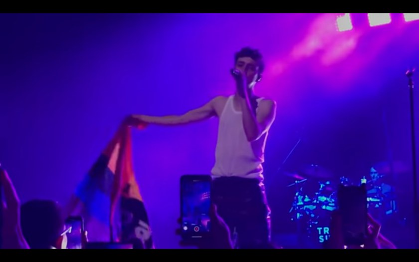 SINGAPUR: Regenbogenfahnen bei Troye Sivan Konzert konfisziert