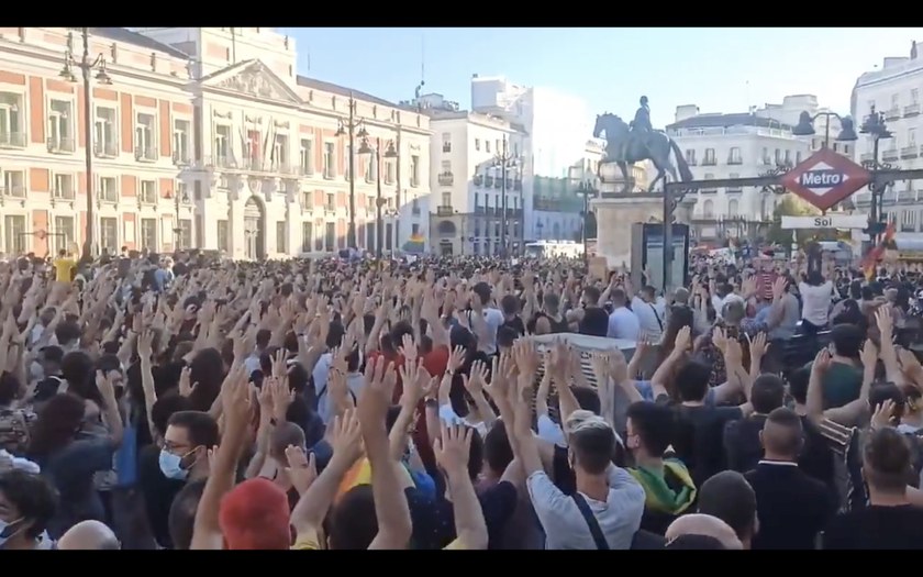 SPANIEN: Massenproteste nach möglichem Hassverbrechen