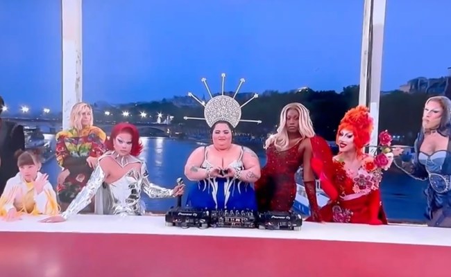 SPORT: Drag-Fackelträgerin zeigt LGBTI+ feindlichen Politiker an