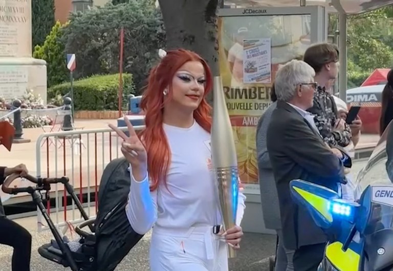 SPORT: Drag Queens tragen das Olympische Feuer durch Frankreich